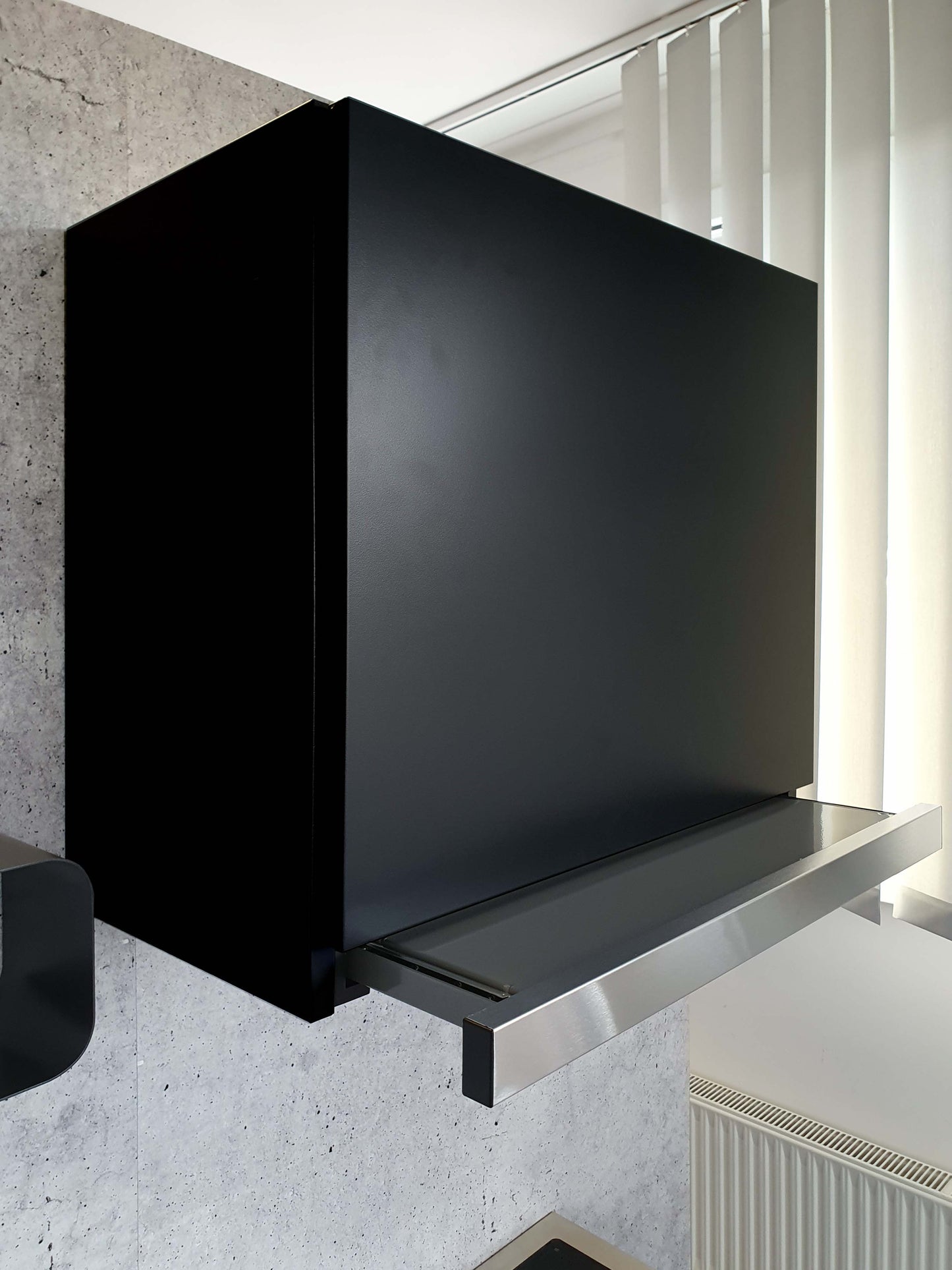 PENSILE CON CAPPA INCORPORATA ED ESTRAIBILE h 56 - 60 cm